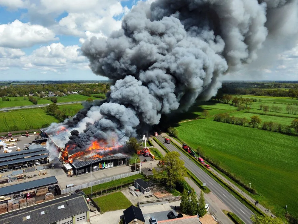 Grote brand met rookontwikkeling bij een bedrijfspand