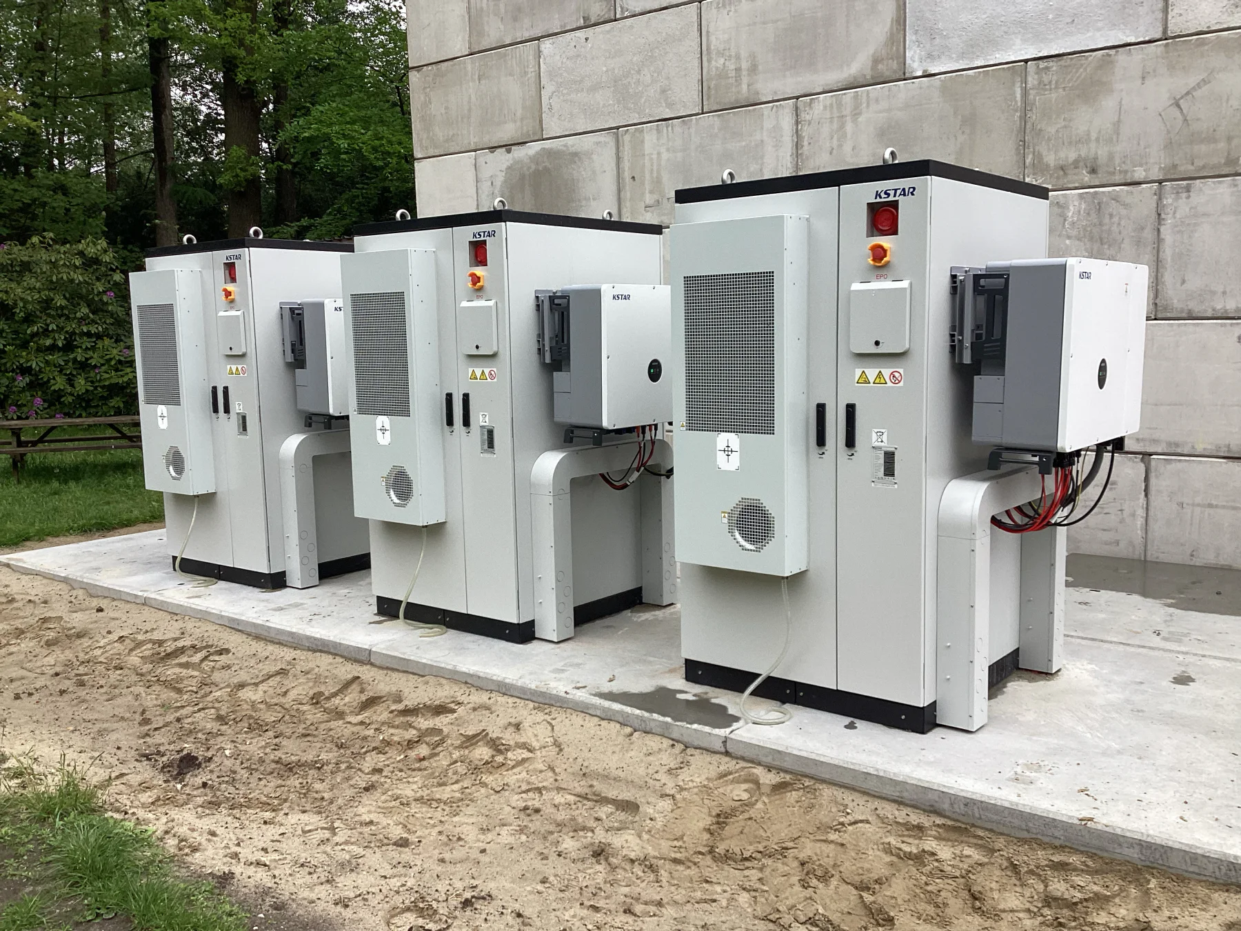 Batterijsystemen met omvormers bij een bedrijfsgebouw