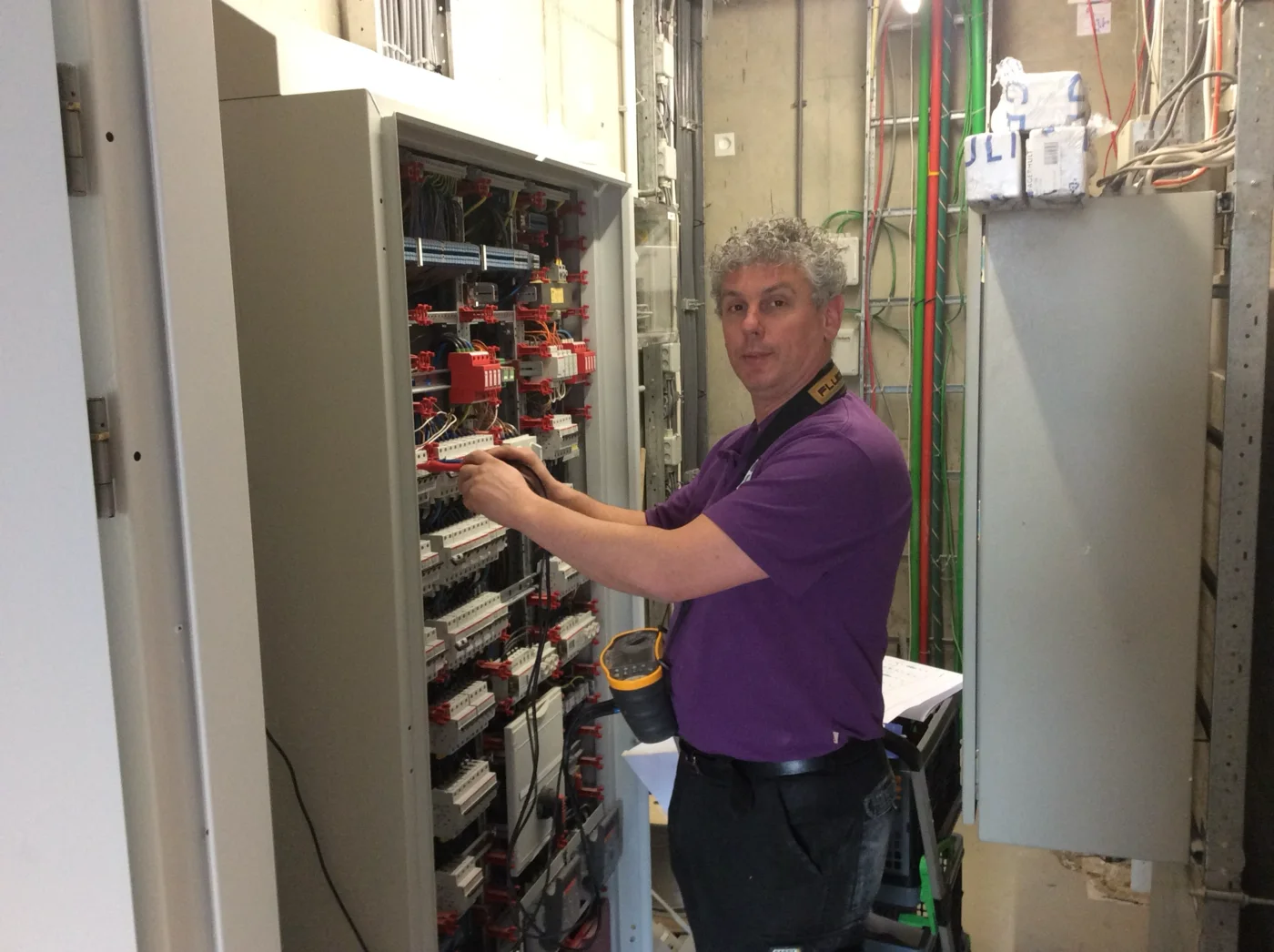 Jeroen Fischer voert een elektrotechnische inspectie uit