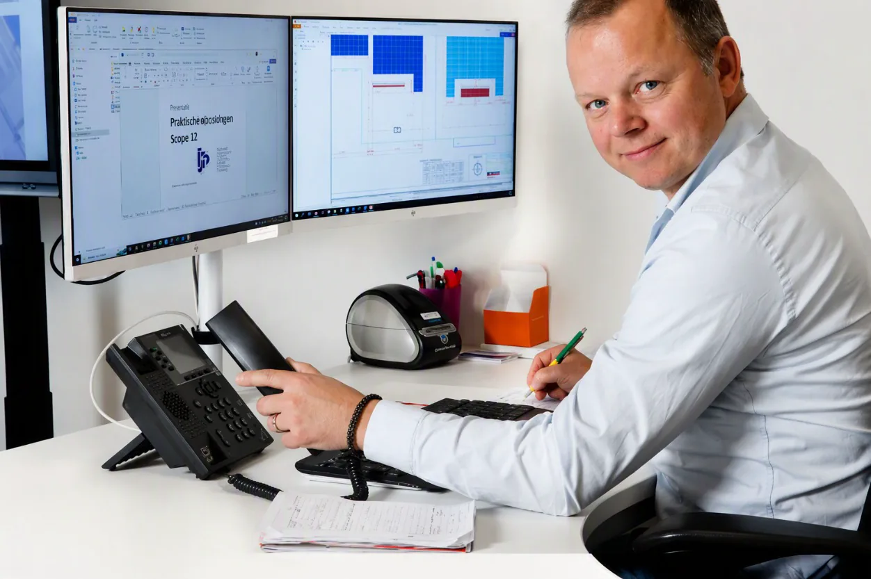 Inspecteur van JFi techniek werkt aan een Scope 12-presentatie en installatietekening
