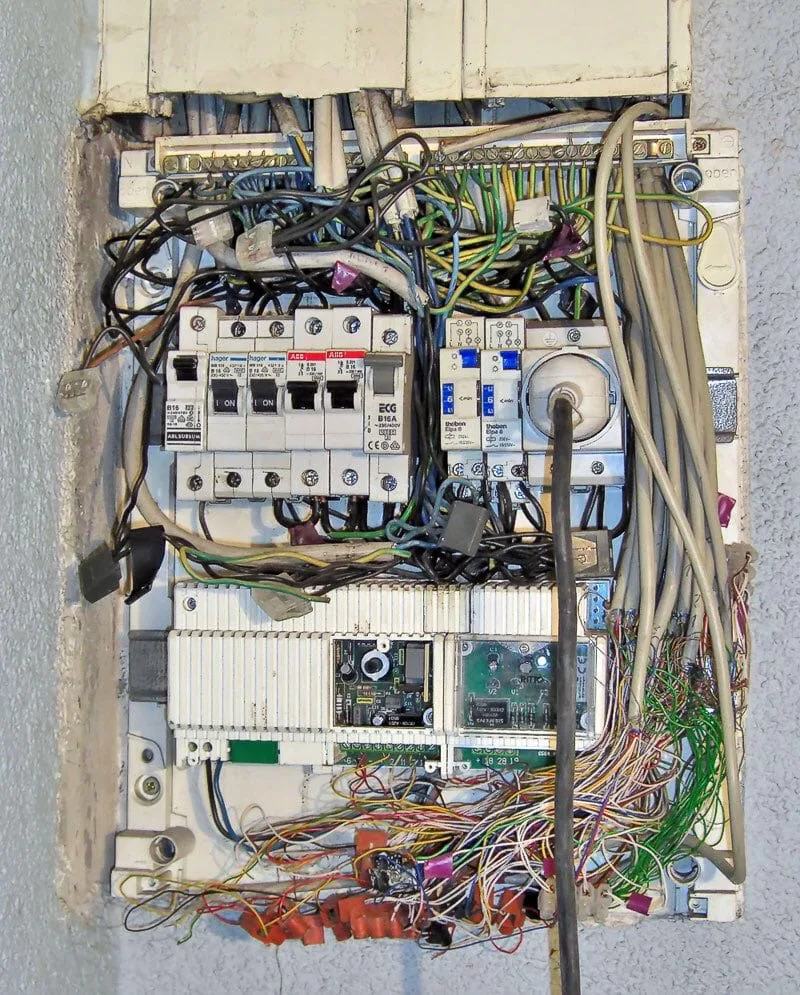 Onoverzichtelijke oude elektrische installatie