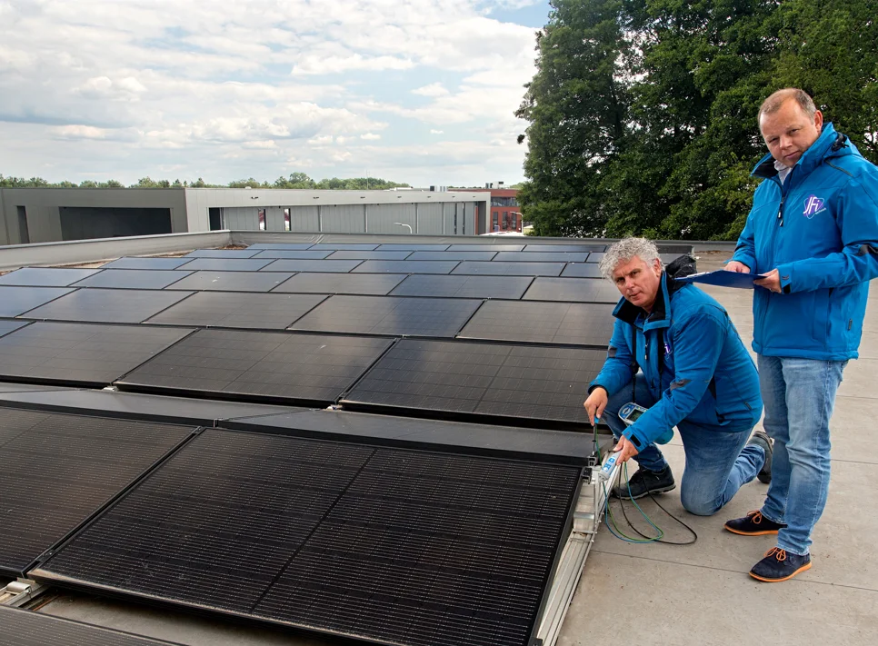 Inspecteurs op een dak met zonnepanelen